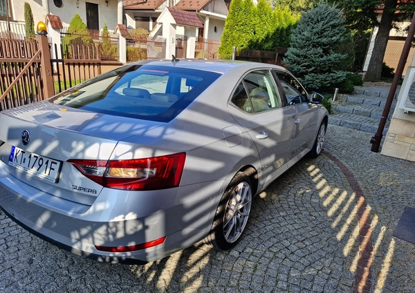 Skoda Superb cena 57900 przebieg: 277631, rok produkcji 2015 z Tarnów małe 106